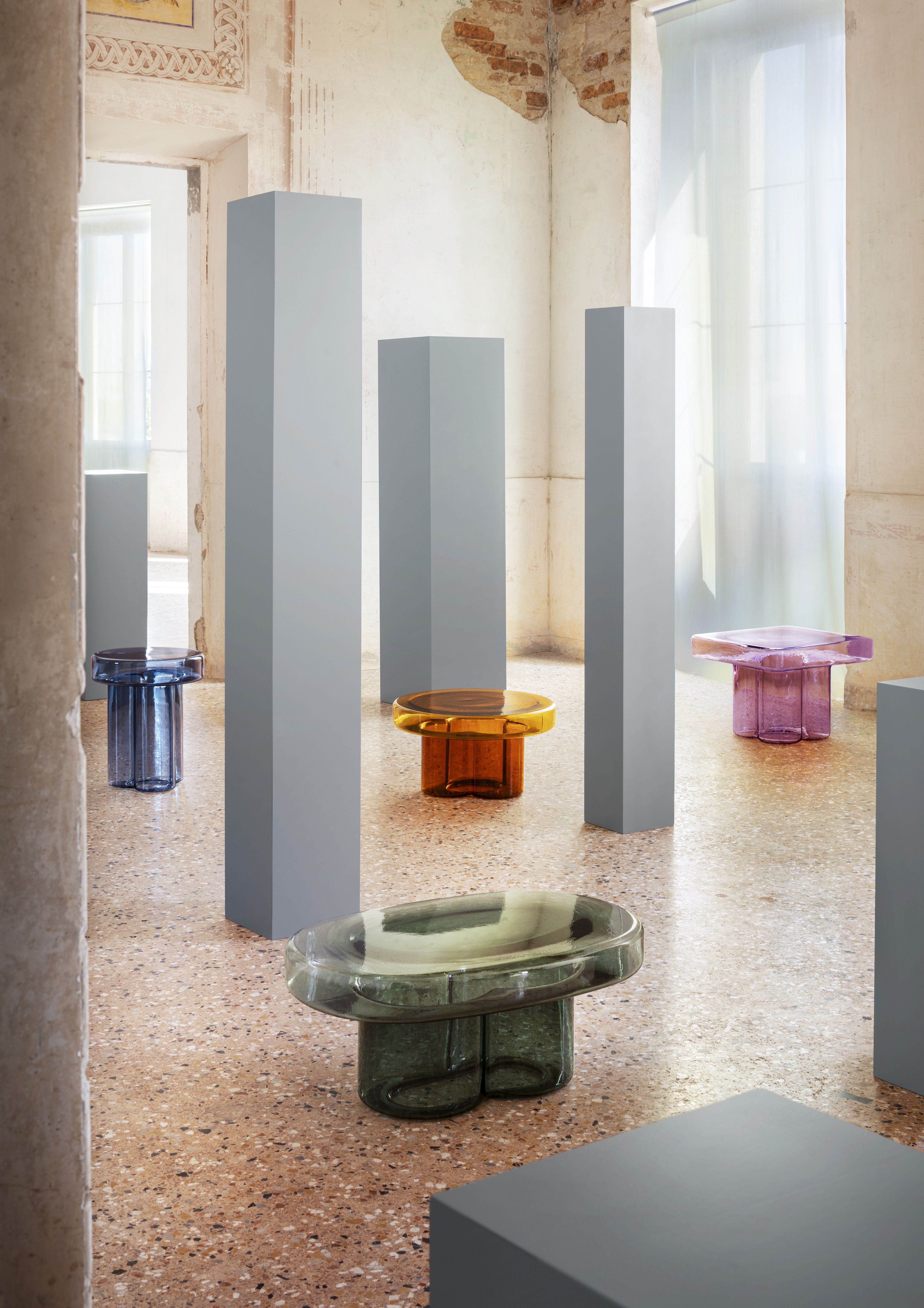 Nahaufnahme von mehreren Soda Beistelltischen aus Muranoglas in Bernstein, Blau, Grün und Lila.