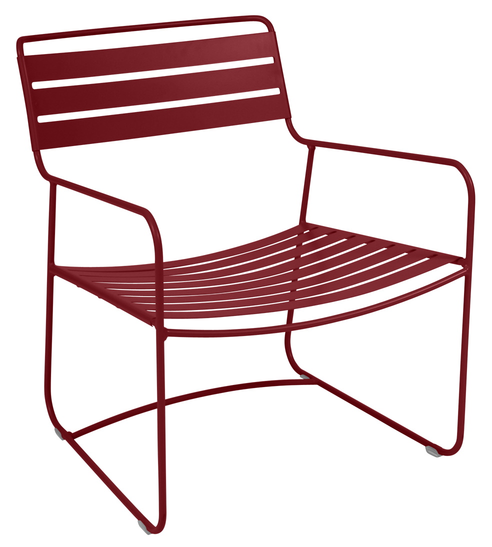 Surprising Sessel von Fermob, ein moderner Outdoor Sessel aus Metall in Rot.