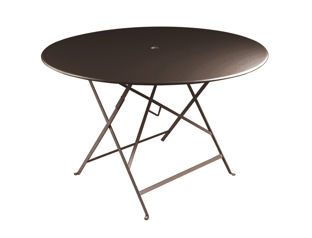 Bistro Klapptisch von Fermob für den Garten, runder Outdoor Tisch in Braun.