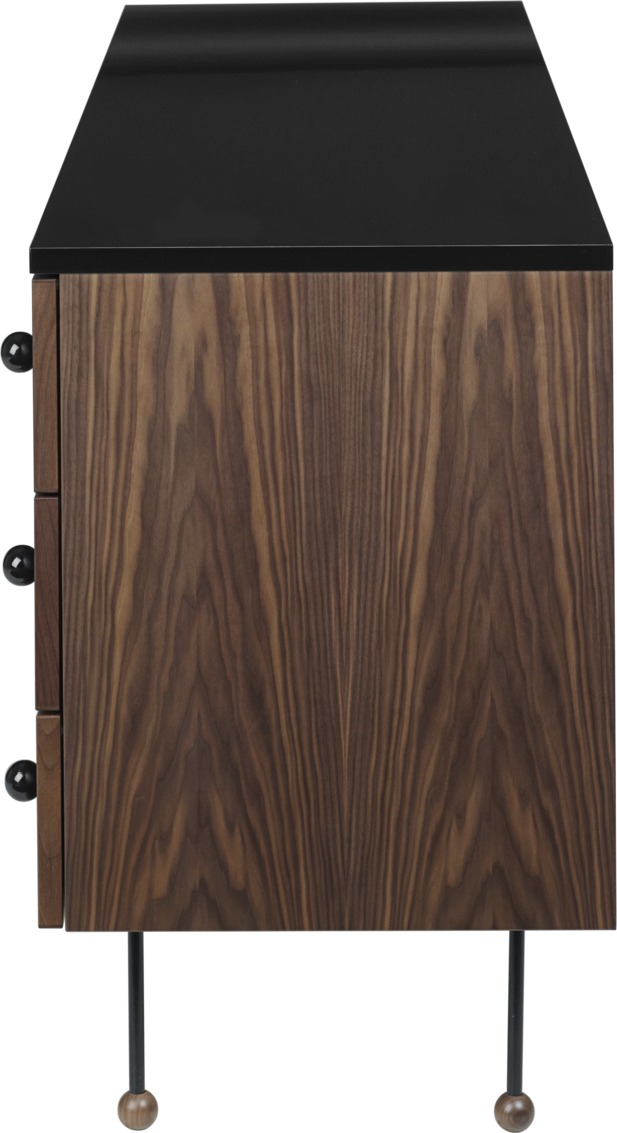 Detailansicht: Gubi Sideboard 62 mit Walnuss-Holzfront, schwarzer Platte und filigranen Füßen.