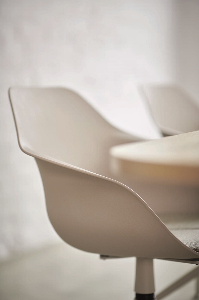 Detailaufnahme des Yonda Universalstuhls von Wilkhahn mit Viersternfuß in Beige, moderner Bürostuhl für Konferenzräume.