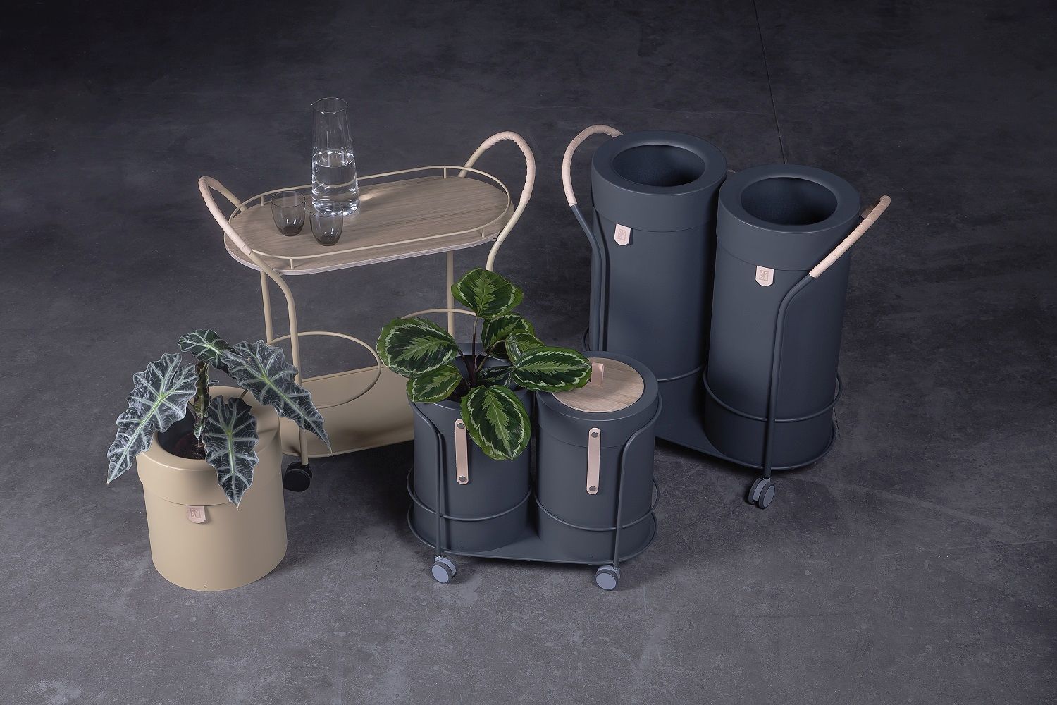 Bin There Mülleimer für Mülltrennung von Mizetto: Graue Recyclingbehälter mit Rollen und Pflanzen auf Servierwagen.