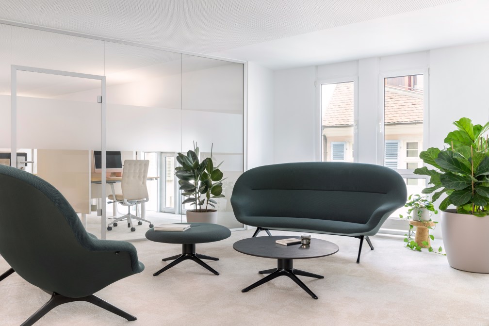 Abalon Platform Ottoman von Vitra in modernem Büro-Ambiente mit Sofa, Sessel und Beistelltischen.