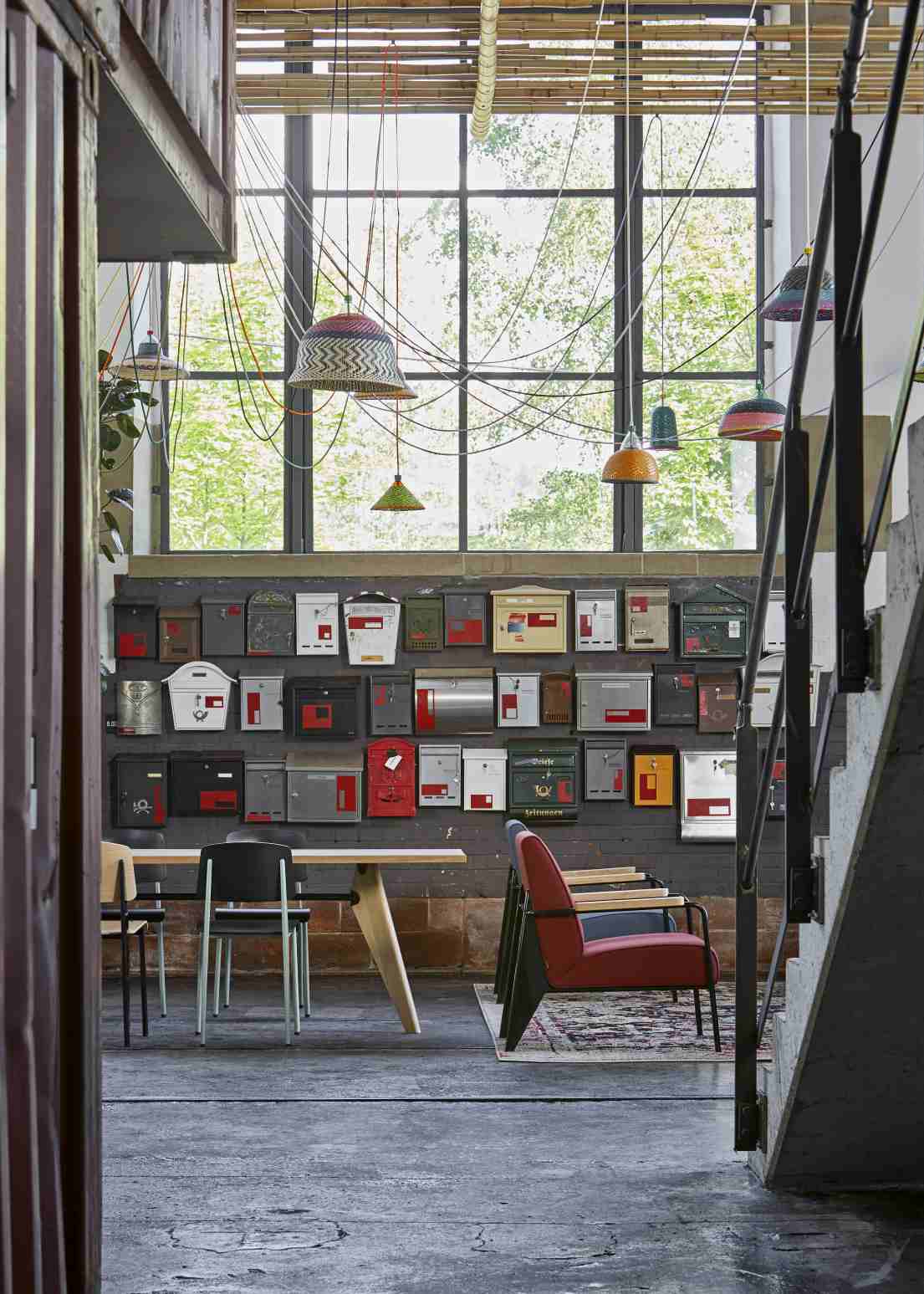 Vitra Table S.A.M Bois Tisch, Esstisch aus Holz mit hellen Tischbeinen und Stühlen in Loft-Umgebung.