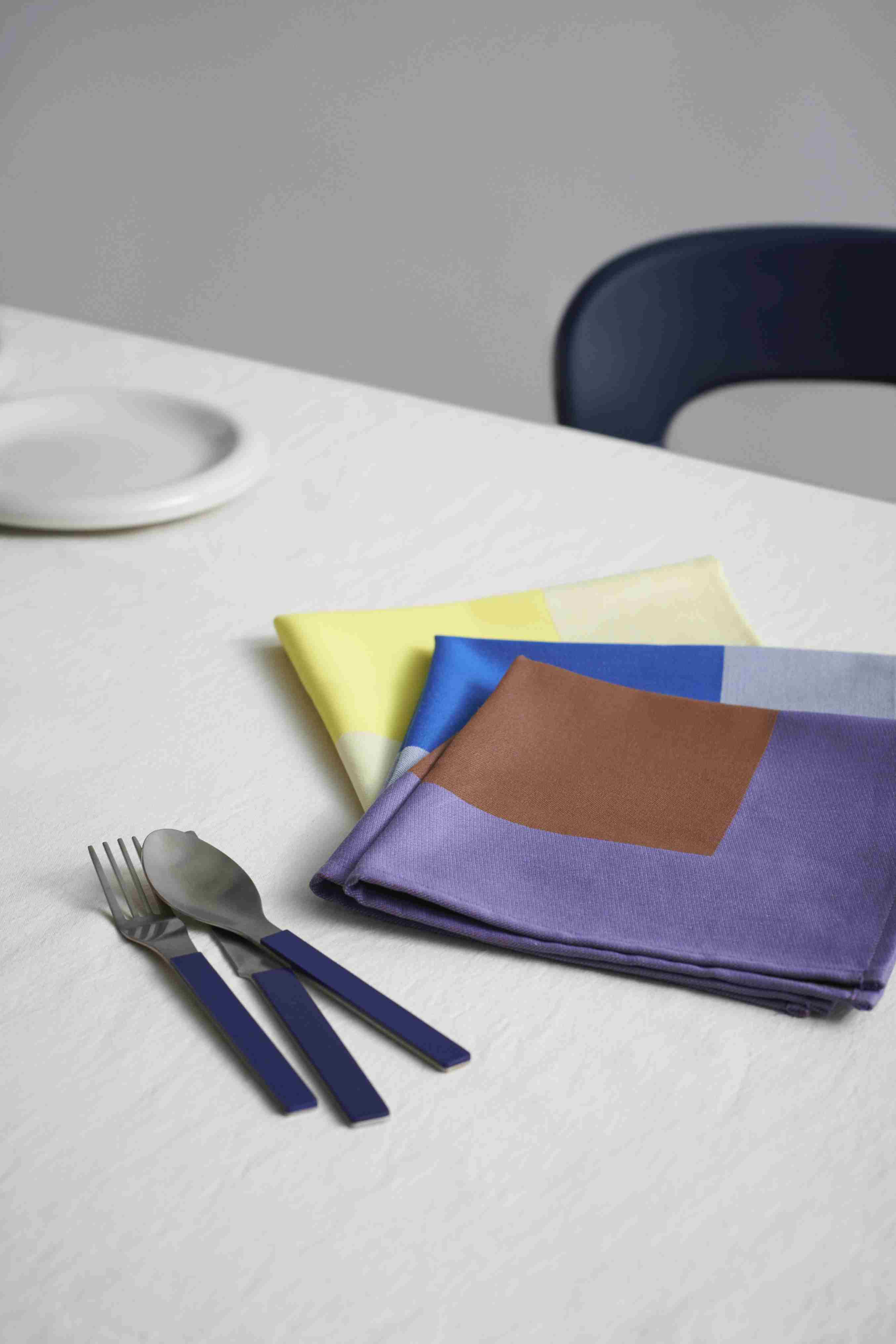 MVS Besteckset mit farbigen Servietten. Modernes Besteck und Stoffservietten in Gelb, Blau und Lila.