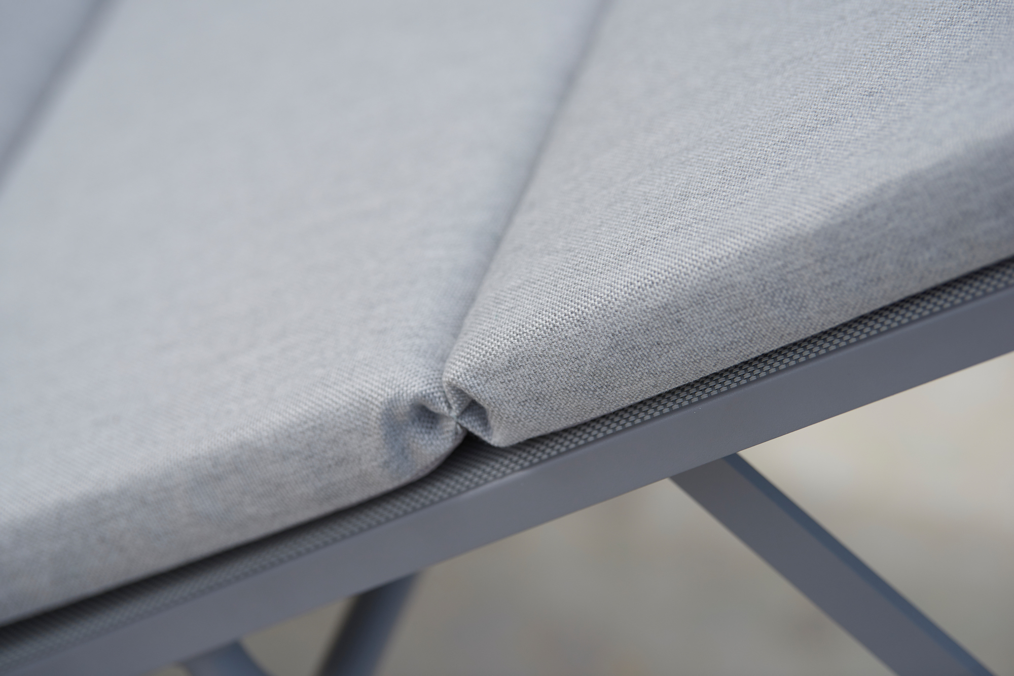 Detailaufnahme: Graues Cane-Line Relax Outdoor Kissen für Sonnenliege, wetterfest und komfortabel.