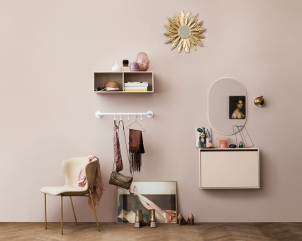 Helle Garderobe mit Spiegel, Wandregal, Kleiderhaken und Stuhl im modernen Design für den Flur.