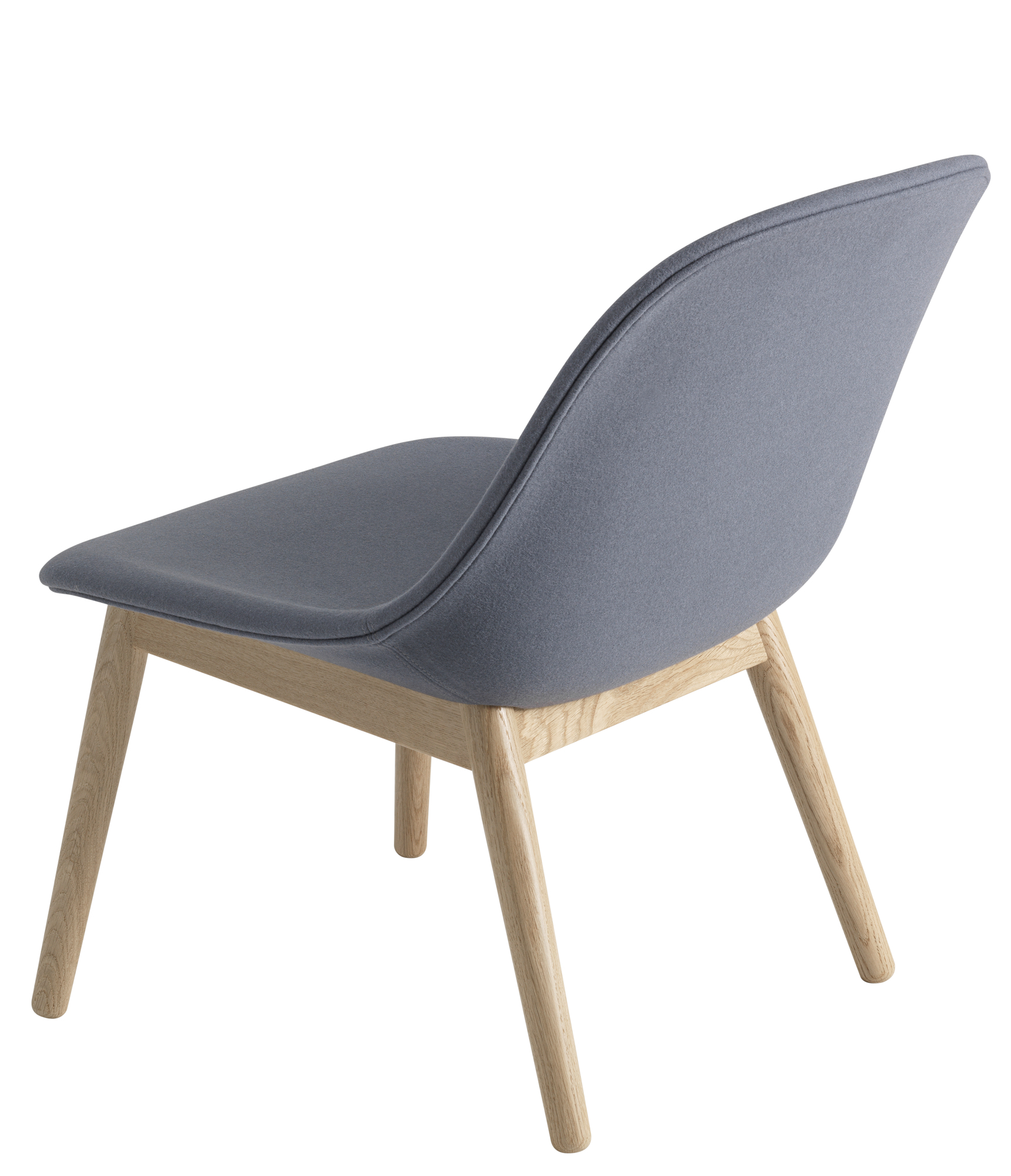 Muuto Fiber Lounge Chair mit Holzgestell, grauer Stoffbezug, skandinavisches Design für Wohnzimmer und Lounge-Bereiche.