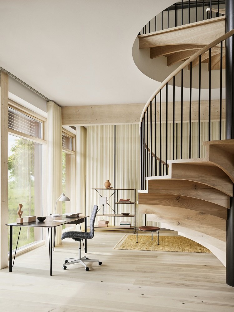 FH3605 Writing Desk Schreibtisch von Fritz Hansen in modernem Arbeitszimmer mit Holztreppe und Fenster.