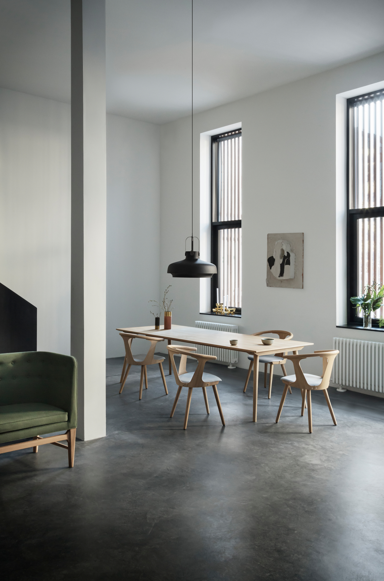Esszimmer mit Esstisch und sechs In Between Stühlen SK1 von AndTradition aus Eiche, schwarz lackiert.