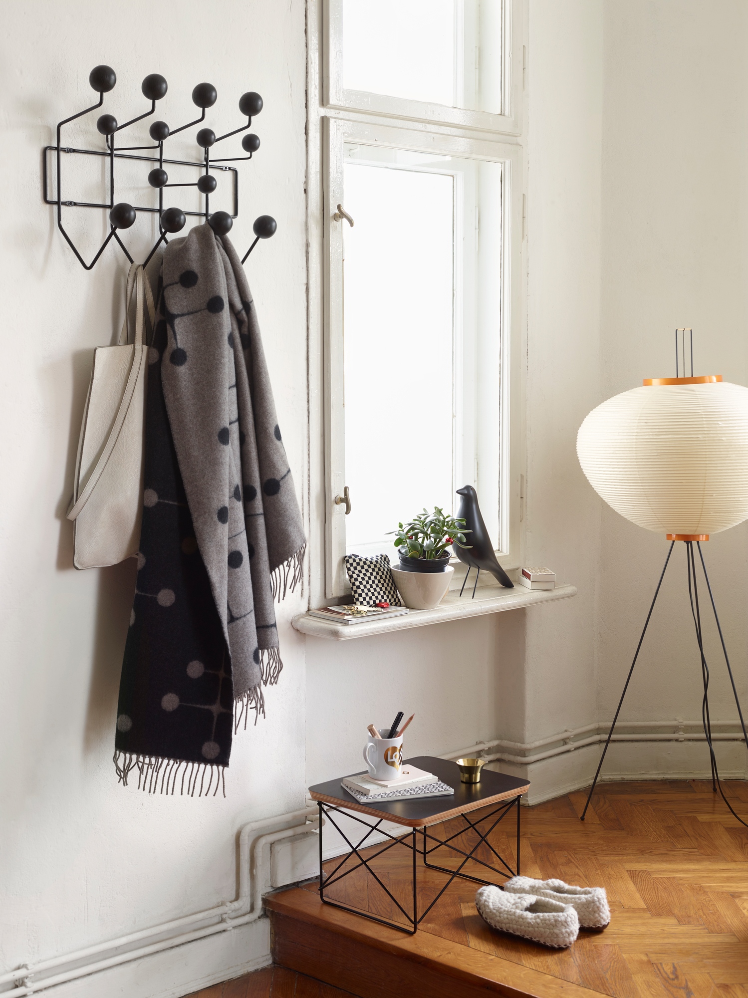 Vitra Occasional Table LTR Beistelltisch mit HPL-Platte in Wohnraum-Szene, minimalistisches Design, schwarzes Drahtgestell.