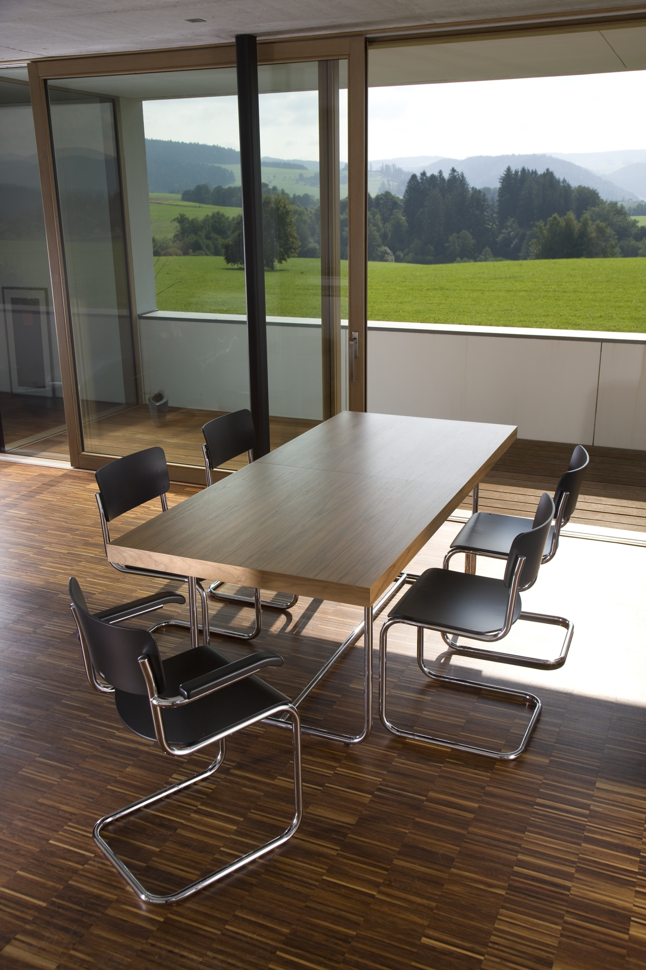 S 1071 Thonet Esstisch ausziehbar mit sechs Freischwinger Stühlen im modernen Esszimmer mit Panoramablick.