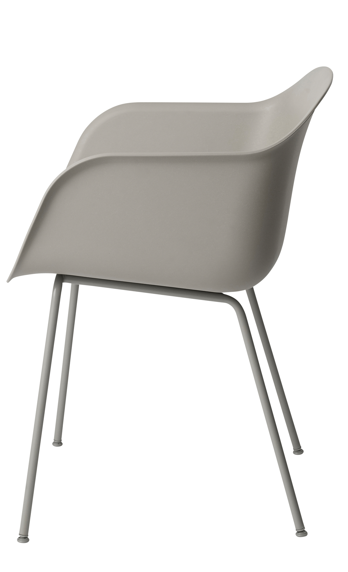 Muuto Fiber Armchair Tube Base Stuhl, graue Sitzschale mit Armlehnen und filigranem Metallgestell, Seitenansicht.