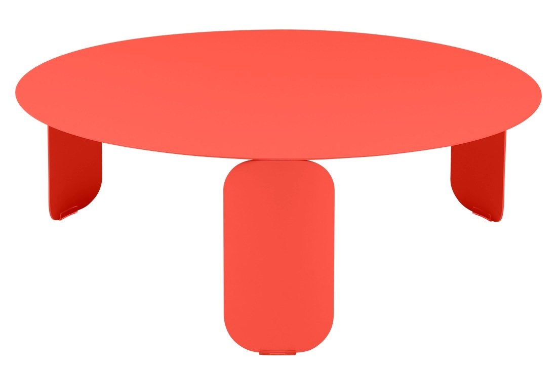 Fermob Bebop Beistelltisch für den Außenbereich, korallenroter Metalltisch mit ovaler Tischplatte und drei Beinen.