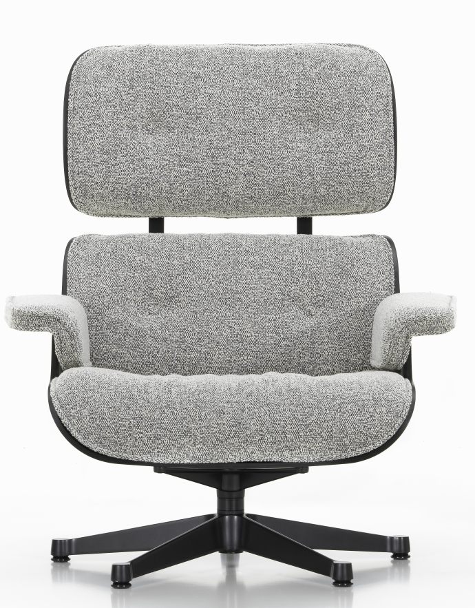 Vitra Eames Lounge Chair Sessel mit grau melierter Stoffpolsterung und schwarzem Fußkreuz, Frontansicht.