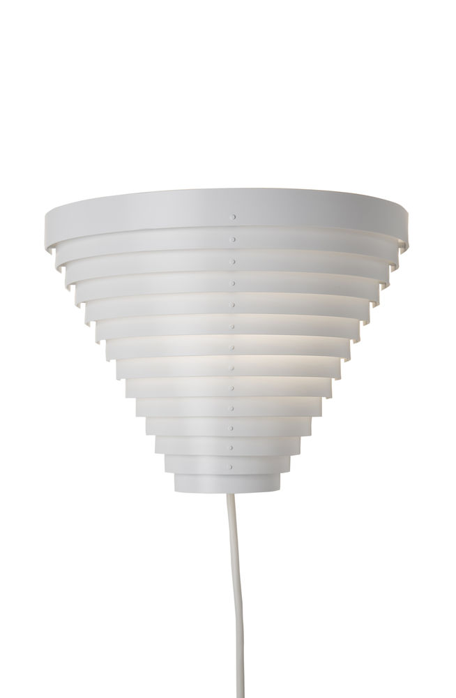 Weiße A910 Wandleuchte von Artek mit schirmförmigem Design und sanftem Lichtschein. Designleuchte für stilvolle Innenräume.