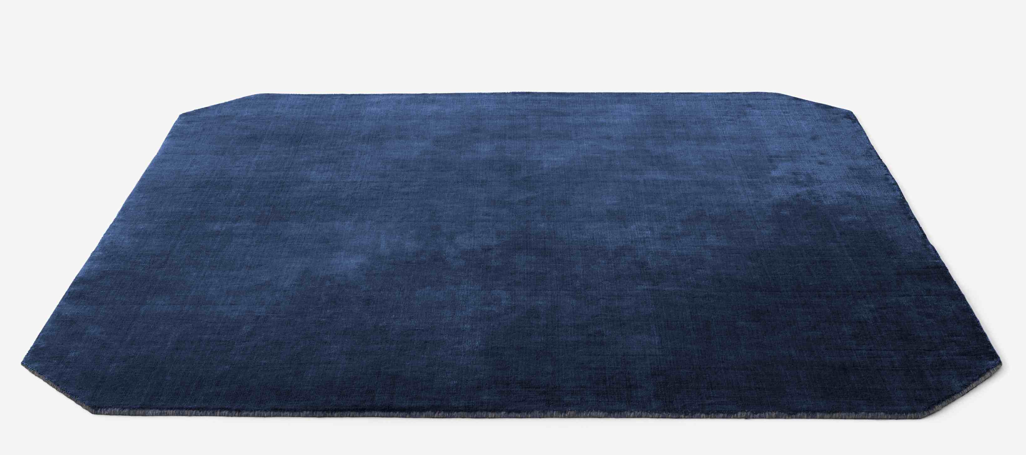 AndTradition The Moor Rug Teppich, blauer Wollteppich mit unregelmäßiger Form für modernes Wohnambiente.