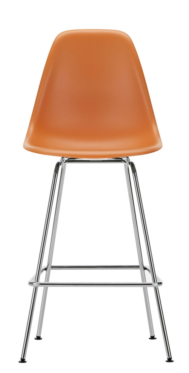 Vitra Eames Plastic Bar Stool in Orange mit verchromtem Metallgestell, Frontansicht.