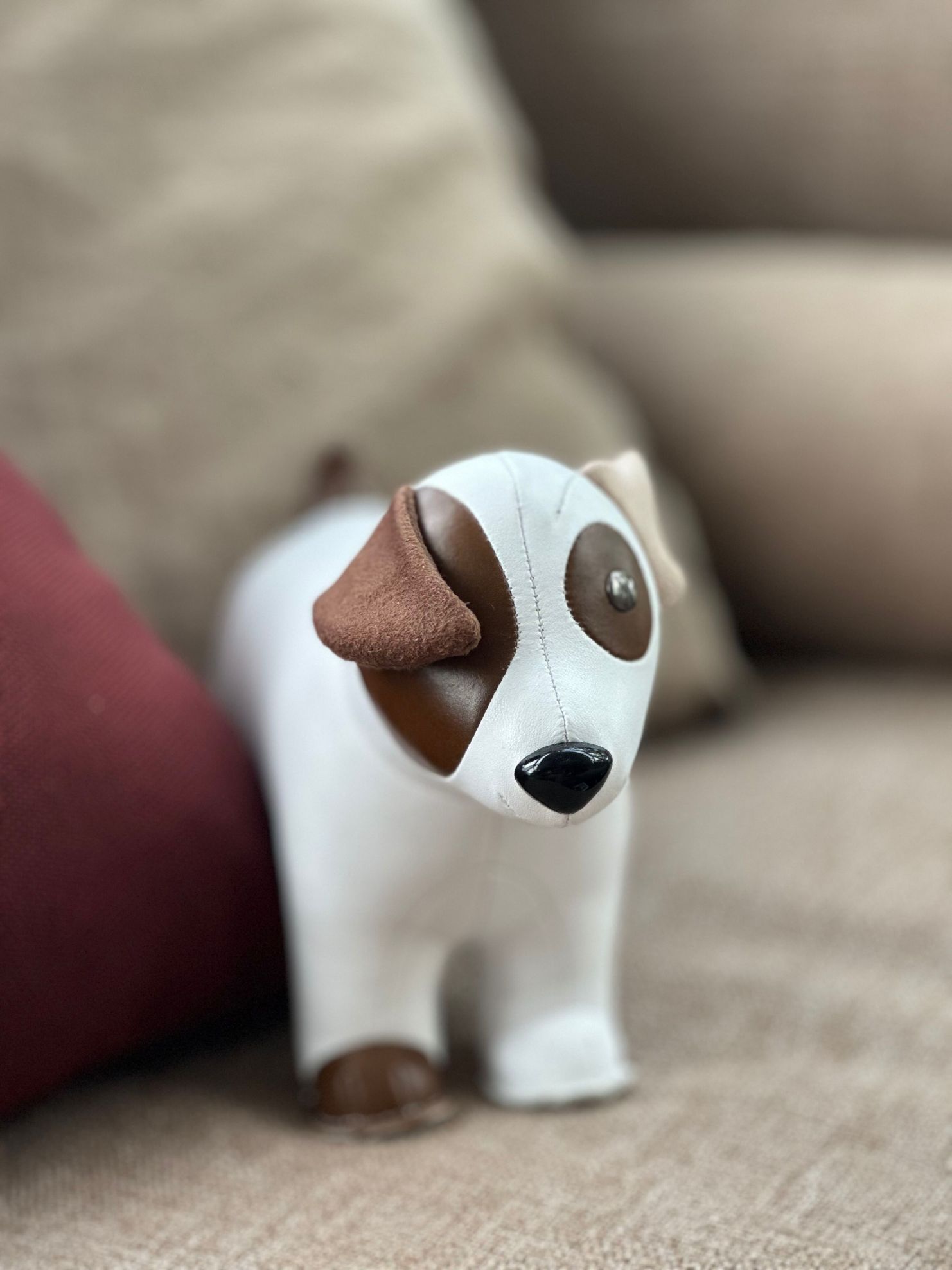 Dekorative Türstopper Hund aus Leder, weiß und braun, Tierfigur für Kinderzimmer und Wohnzimmer.