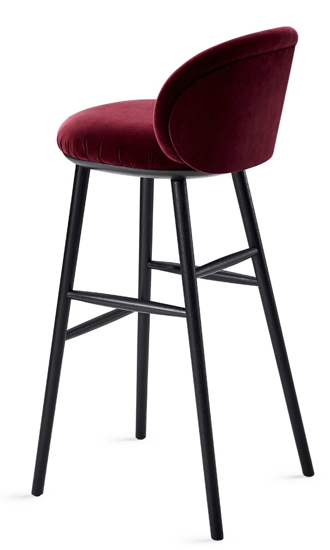 Ona Barstool von Freifrau Manufaktur: Barhocker mit bordeauxrotem Samtbezug und schwarzem Holzgestell, seitliche Ansicht.