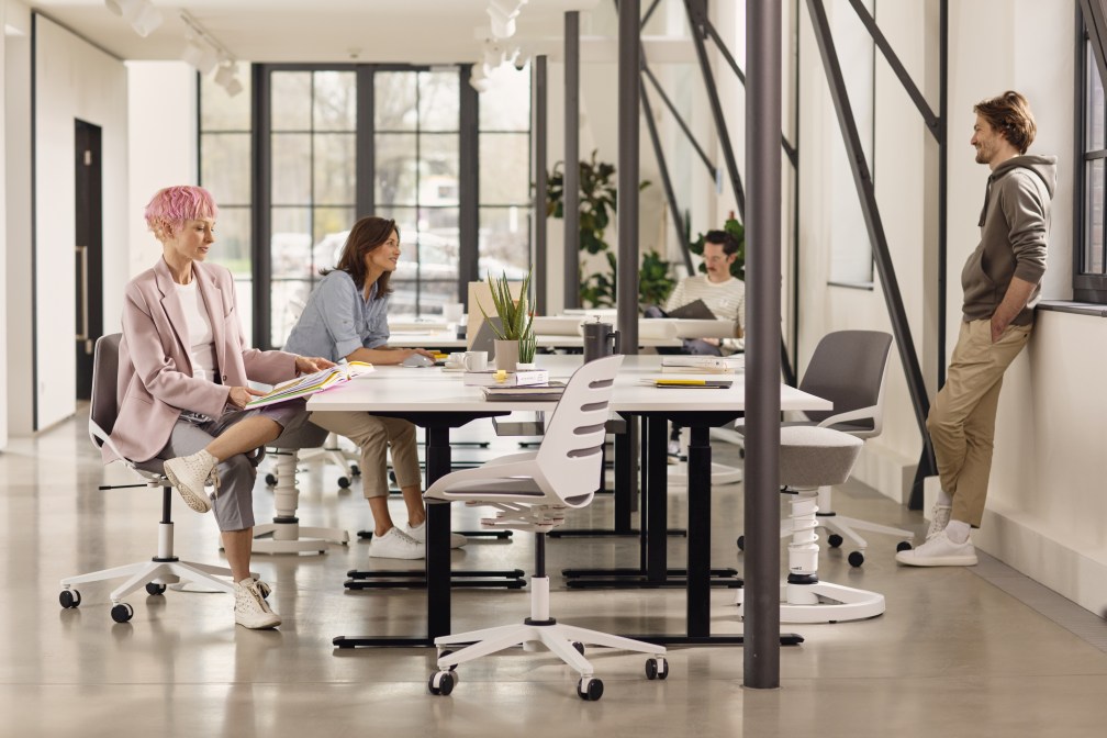 Numo Task Drehstuhl von Aeris im modernen Büro: Ergonomischer Bürostuhl mit Säule und Rollen.
