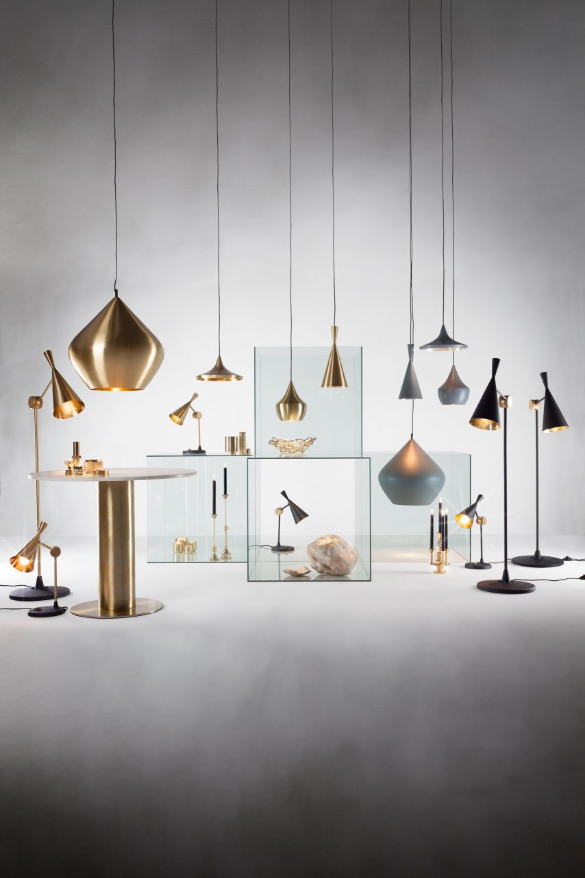 Produktbild: Tom Dixon Beat Leuchten Kollektion, verschiedene Pendelleuchten, Tischleuchten und Stehleuchten in Gold, Grau und Schwarz.