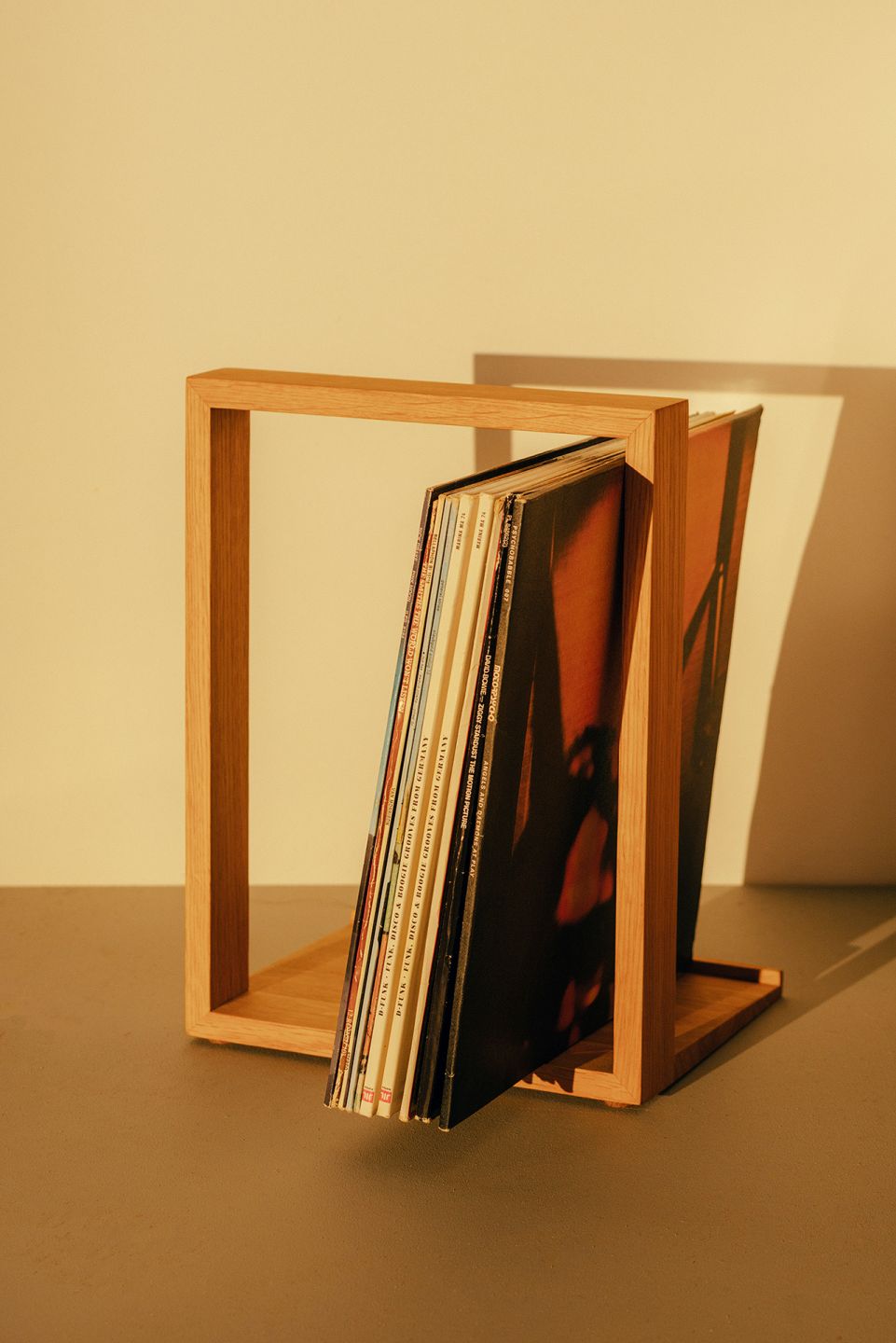 Vinyl b-Seite Plattenregal aus Eiche, das kleine b, gefüllt mit Schallplatten in einem Holzrahmen.