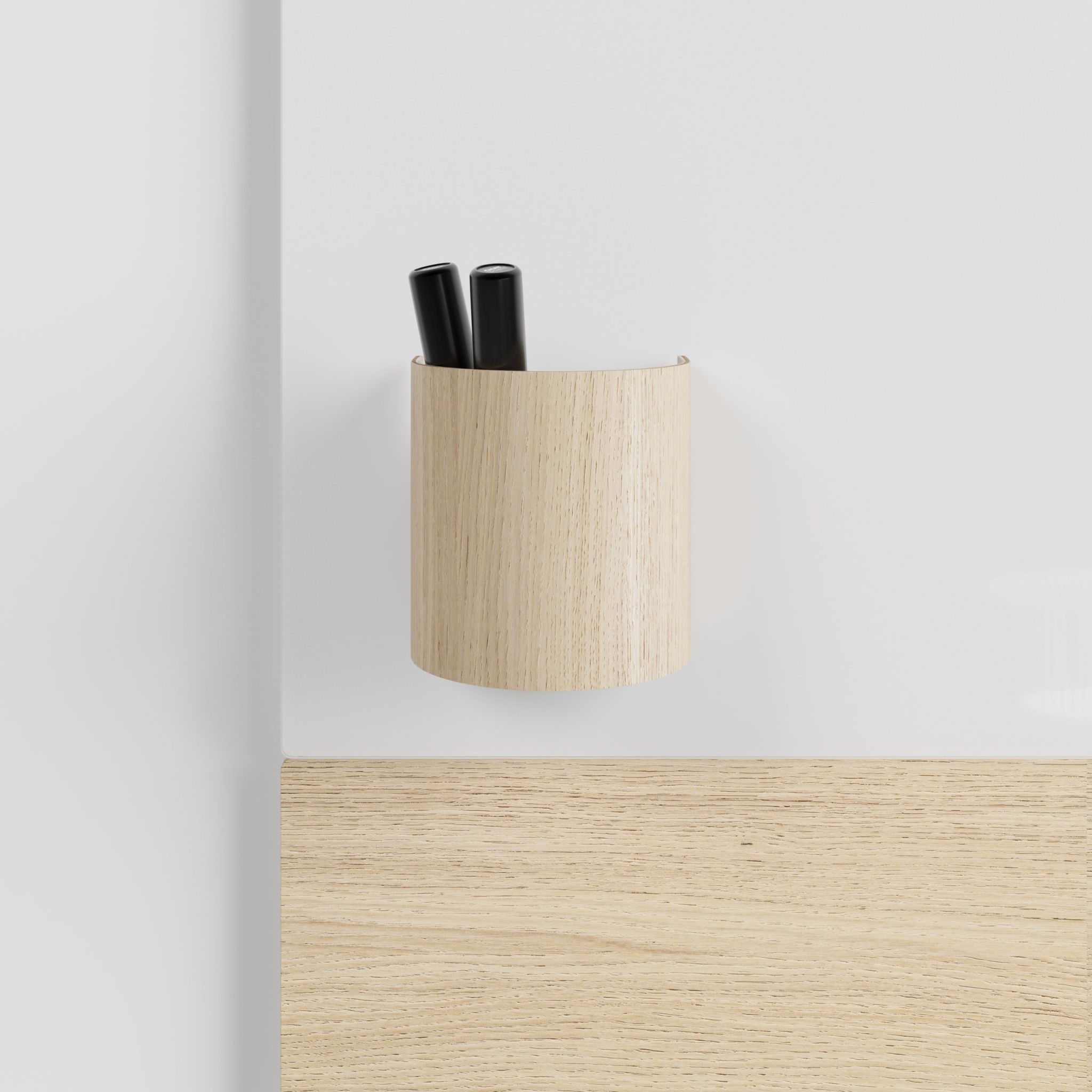 Detailaufnahme: Chat Board Classic Crafted Glastafel mit Stifthalter aus hellem Holz und schwarzen Stiften.
