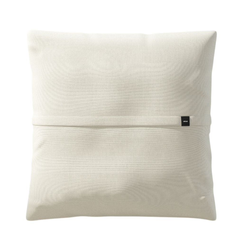 Nahaufnahme des Jumbo Pillow Pique Outdoor Kissens von vetsak in Cremeweiß, ideal für Gartenmöbel.