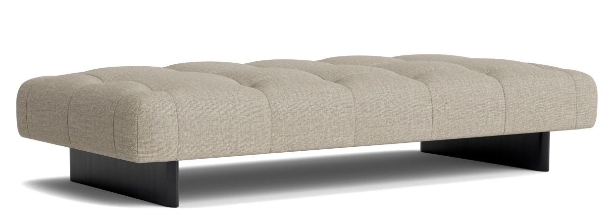 Quilton Daybed Liege von Hay, beige gepolstert mit Knopfheftung und dunklem Holzsockel.