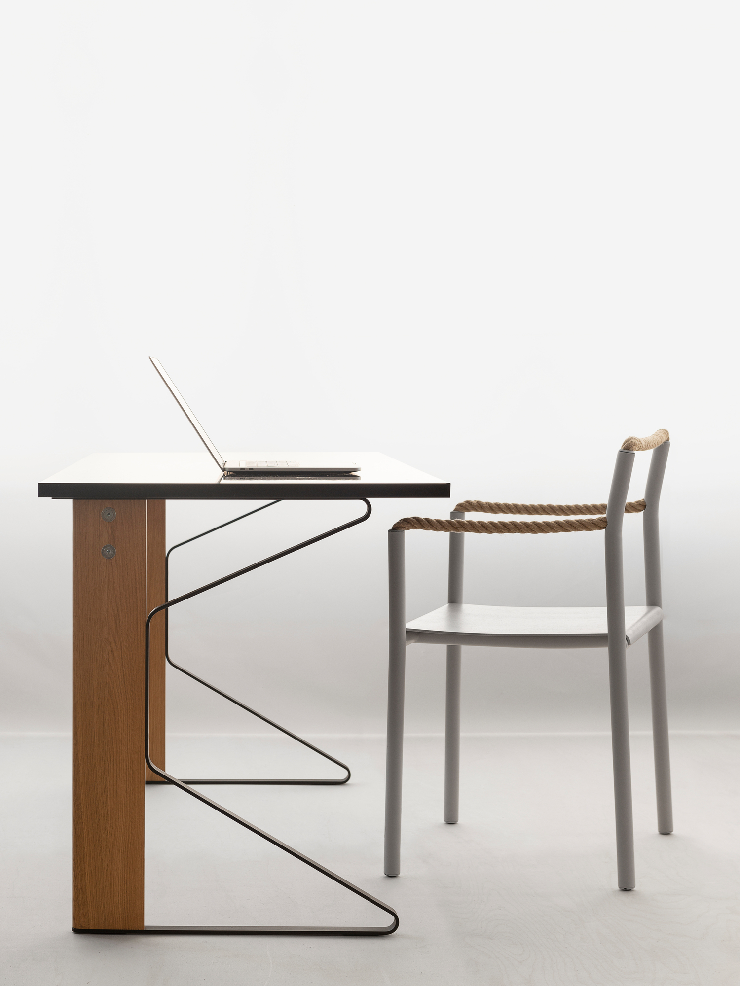 Artek Rope Chair Stuhl neben einem Schreibtisch mit Laptop, modernes Designmöbel.