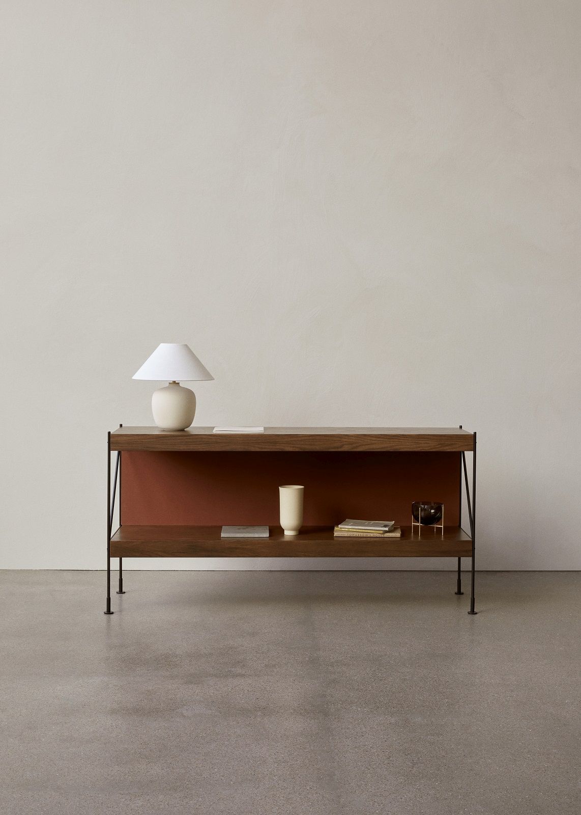 Audo Copenhagen Zet Storage System Regal H70 cm aus Holz mit zwei Ablageflächen und Deko.
