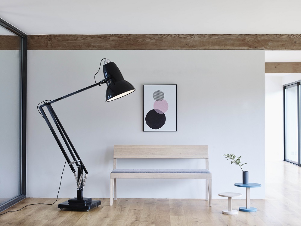 Original 1227 Giant Floor Lamp Stehleuchte in Schiefergrau, eine große, verstellbare Innenleuchte im modernen Wohnraum.