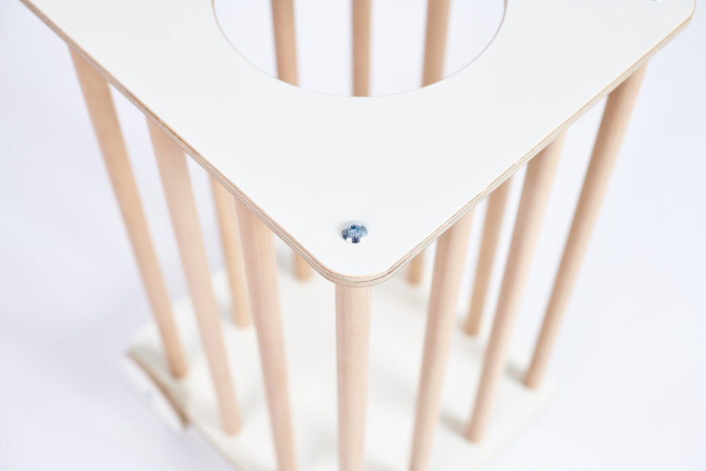 Detailaufnahme des Tojo Kids Zoo Plüschtierkarrens: Weißes Holz mit hellen Holzstäben, ideal für Kinderzimmer.