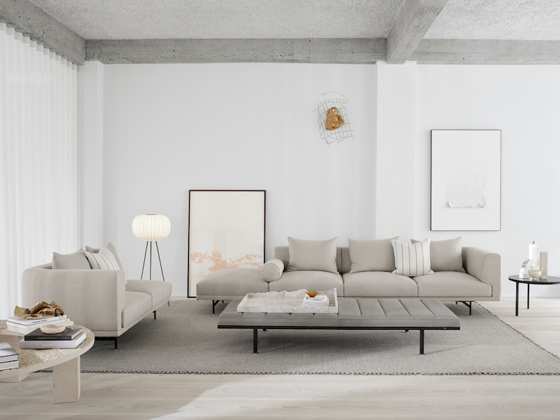 Vipp Paper Floor Lamp Stehleuchte Eiche Dunkel im modernen Wohnzimmer mit Sofa und Kunst.