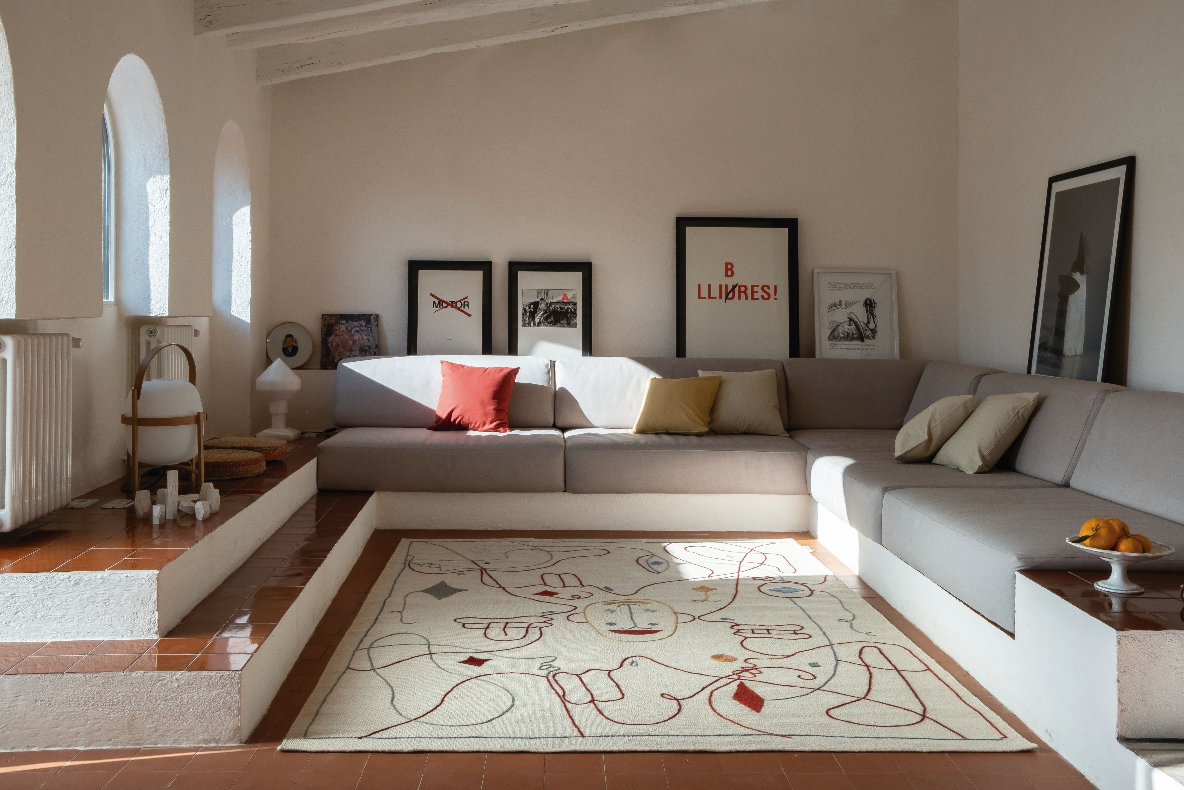 Wohnzimmer mit Nanimarquina Silhouette Teppich 170x240 cm, abstraktem Design und warmen Farben. Indoor Teppich für stilvolles Wohnen.