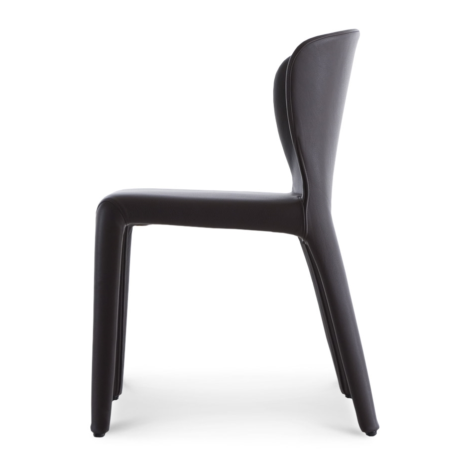 Cassina Hola Stuhl 369 in dunklem Leder, Seitenansicht, moderner Designstuhl für Esszimmer und Büro.