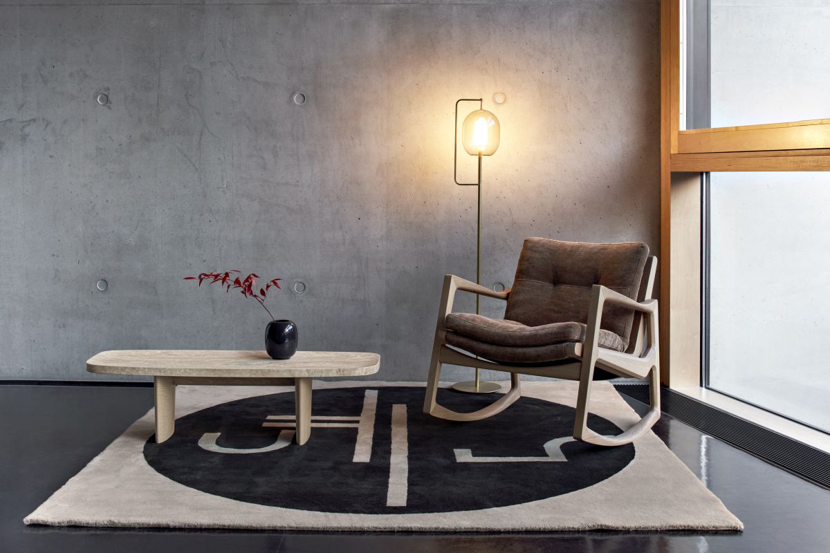 St. Tropez Teppich 300x250cm von ClassiCon in modernem Wohnzimmer mit Sessel und Tisch.