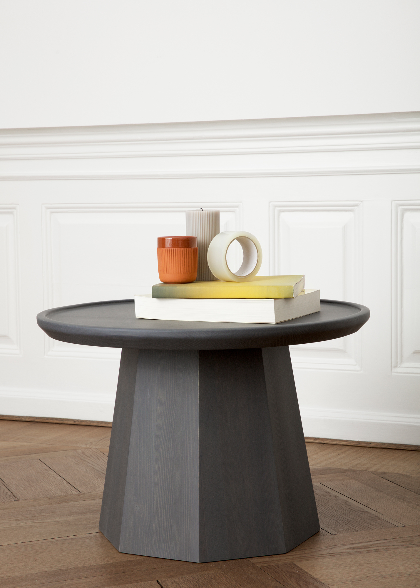 Normann Copenhagen Pine Table Large Beistelltisch in Grau mit Deko-Elementen auf Parkettboden.