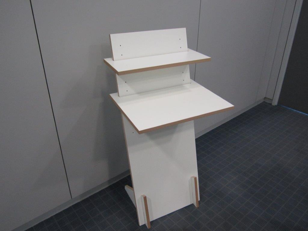 Tojo Stehpult aus weißem Holz mit zwei Ablageflächen für ergonomisches Arbeiten im Büro.