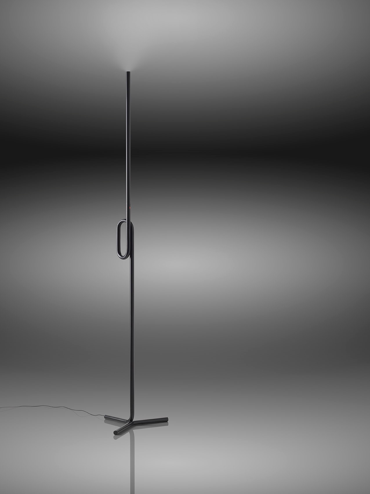 Schwarze Tobia LED Stehleuchte von Foscarini mit minimalistischem Design und indirektem Lichtschein.