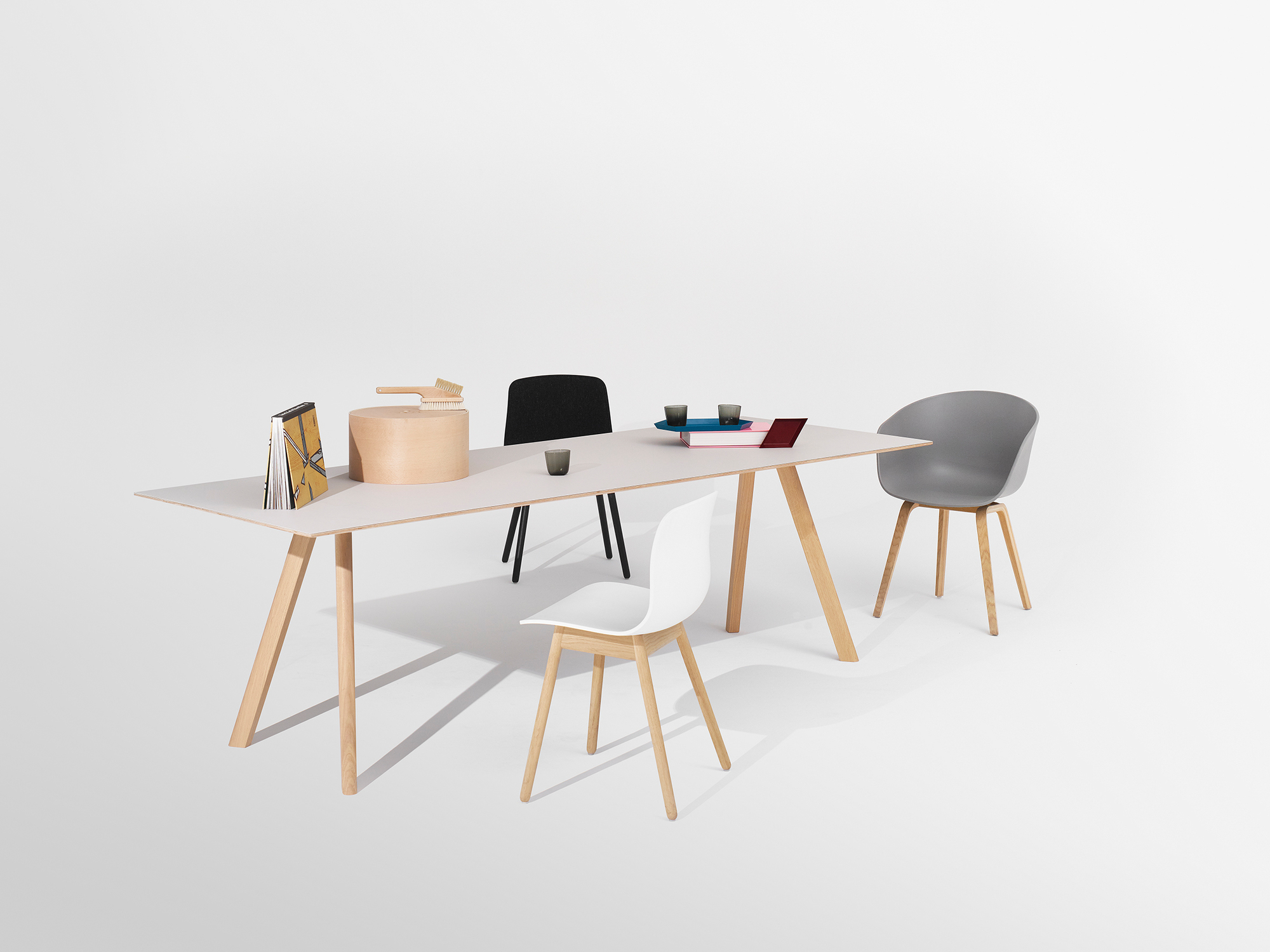 Heller Copenhague Tisch CPH 30 von Hay, 250x120 cm, mit Holzbeinen und Stühlen.