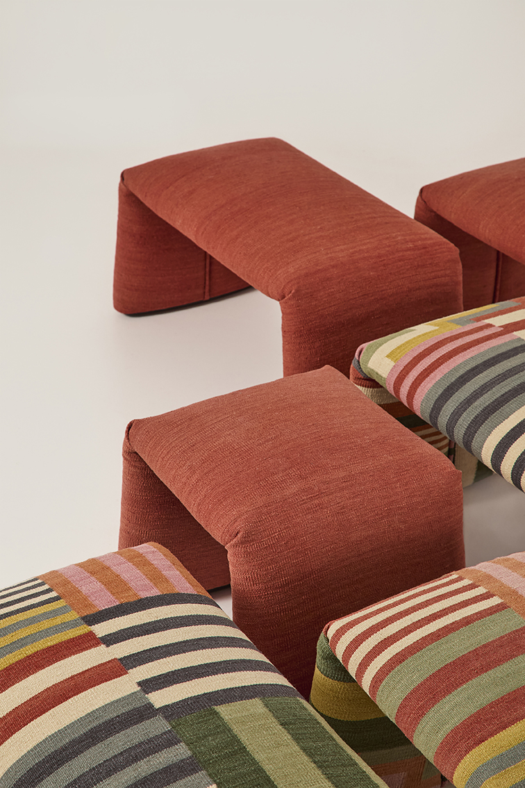 Nanimarquina Folded Pattern Bank, rote und gestreifte Sitzbänke, moderne Möbel für Wohnzimmer und Wartebereiche.