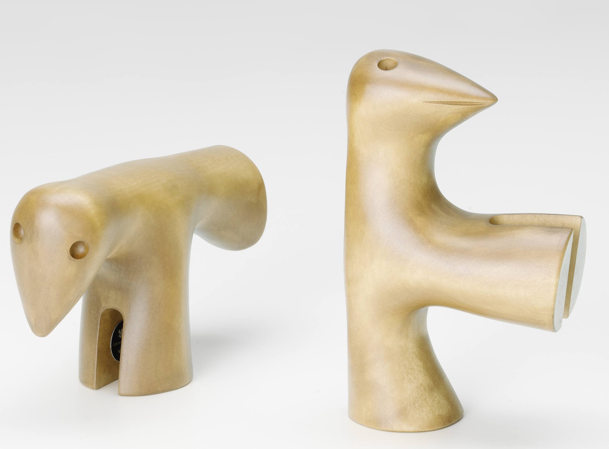 Zwei Girard Bird Skulpturen von Vitra aus hellem Holz, moderne Vogel Deko für Wohnzimmer.