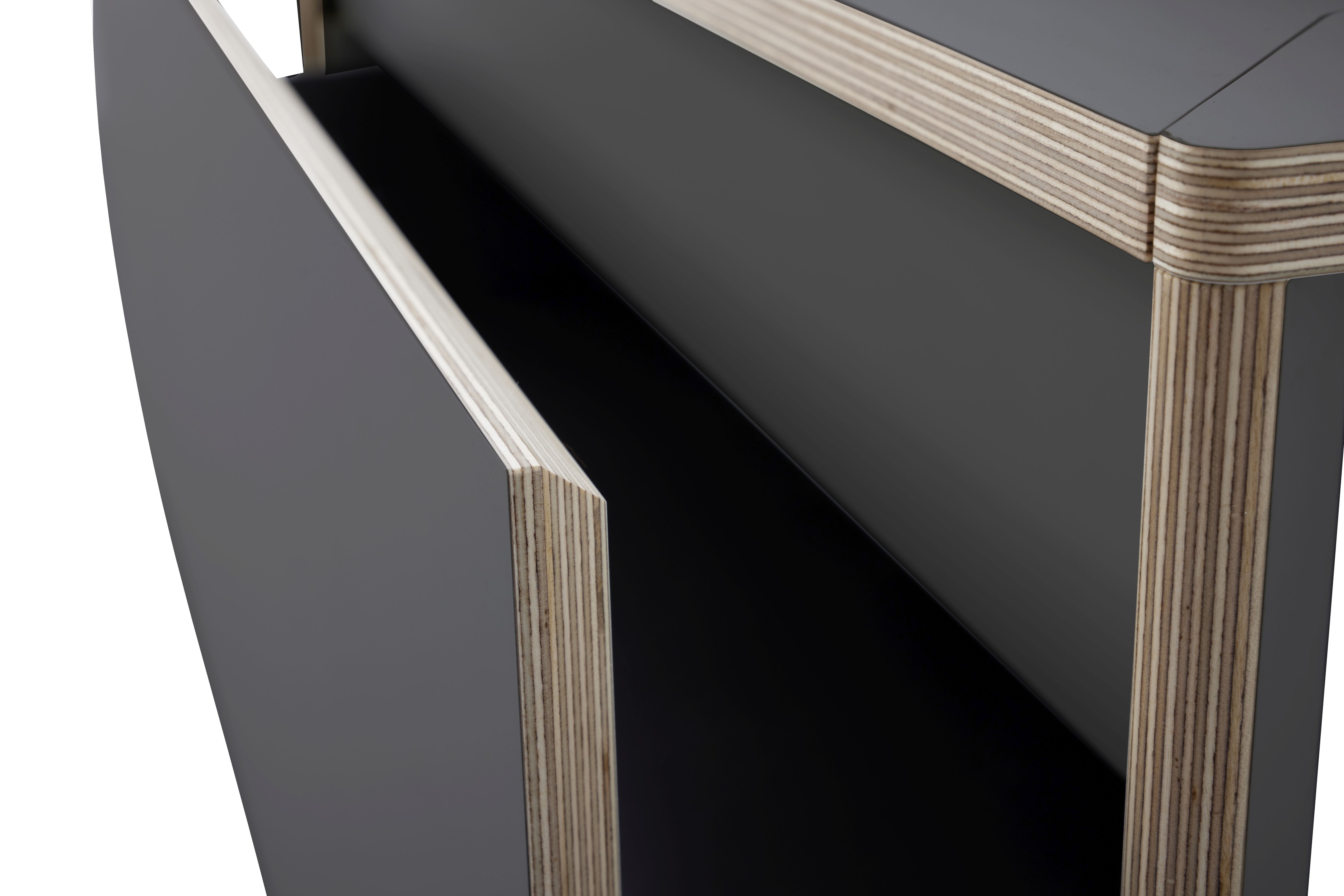 Detailaufnahme vom Spaze Bett von Müller Möbelwerkstätten, graues modernes Design mit offenem Stauraum und Holzdetails.