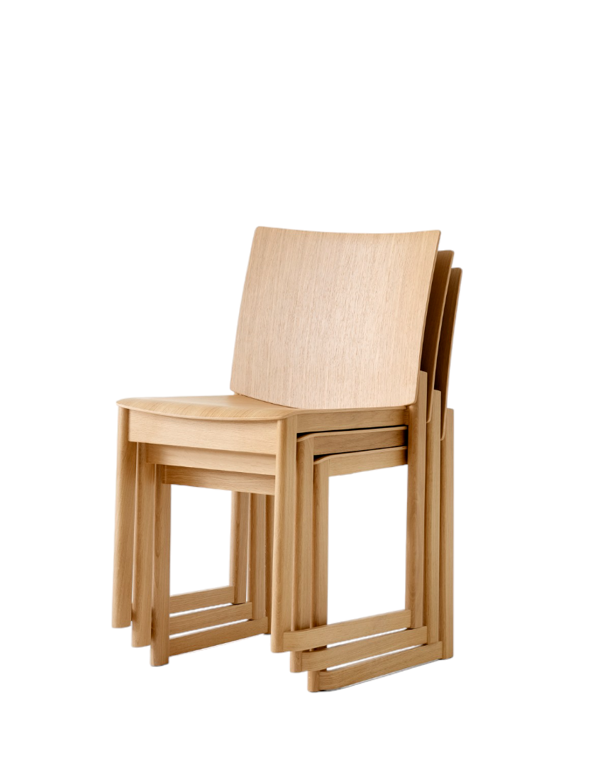 Gestapelte Allwood AV35 Side Chairs von AndTradition, Holzstühle für Esszimmer und Wohnbereich.