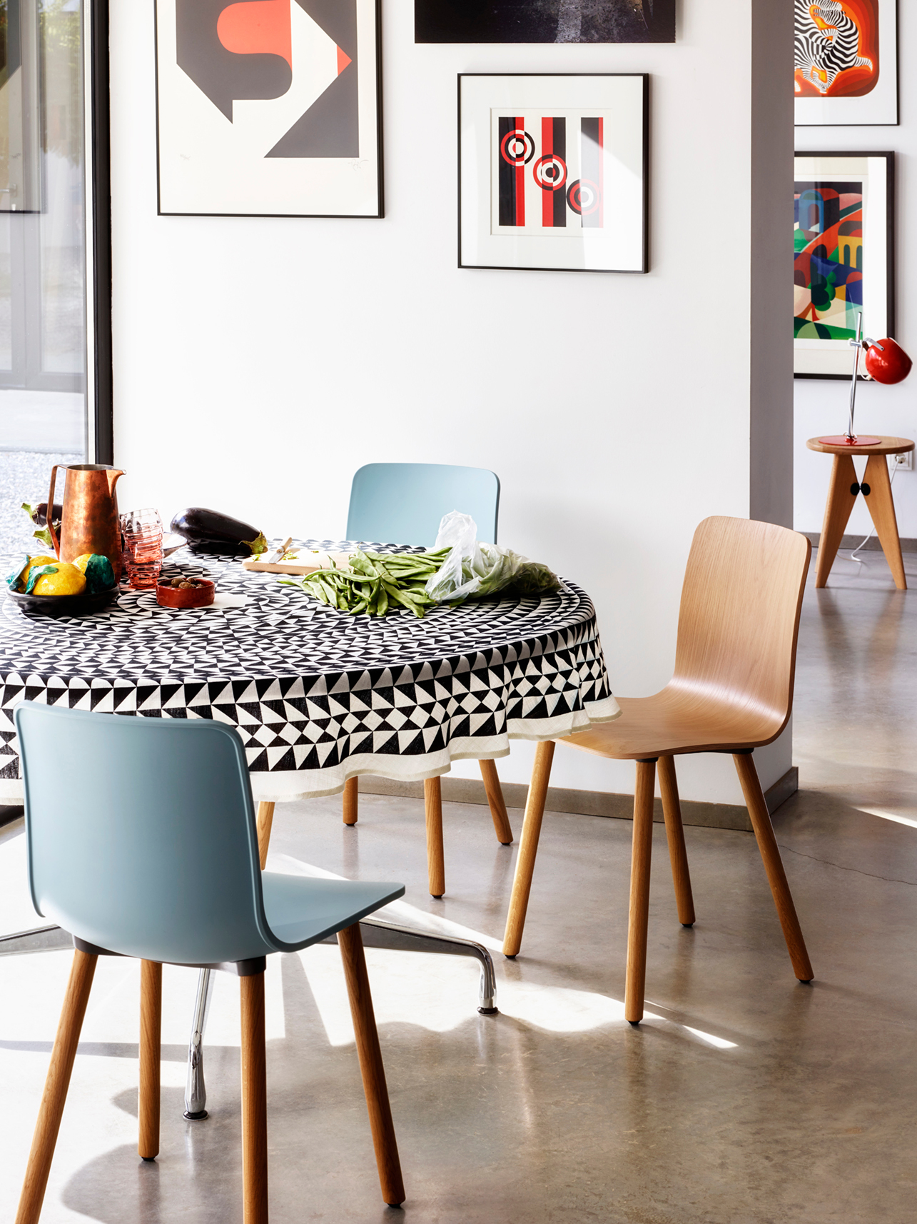 Esszimmer mit Vitra Hal Ply Wood Stühlen in Holz und Hellblau an Esstisch.