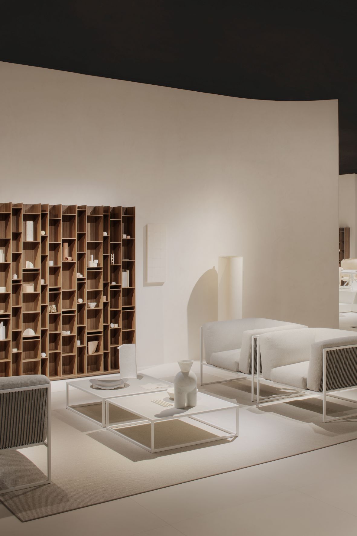 Helles Interieur mit Arpa Outdoor Sofa von MDF Italia, minimalistischem Design und weißen Akzenten.