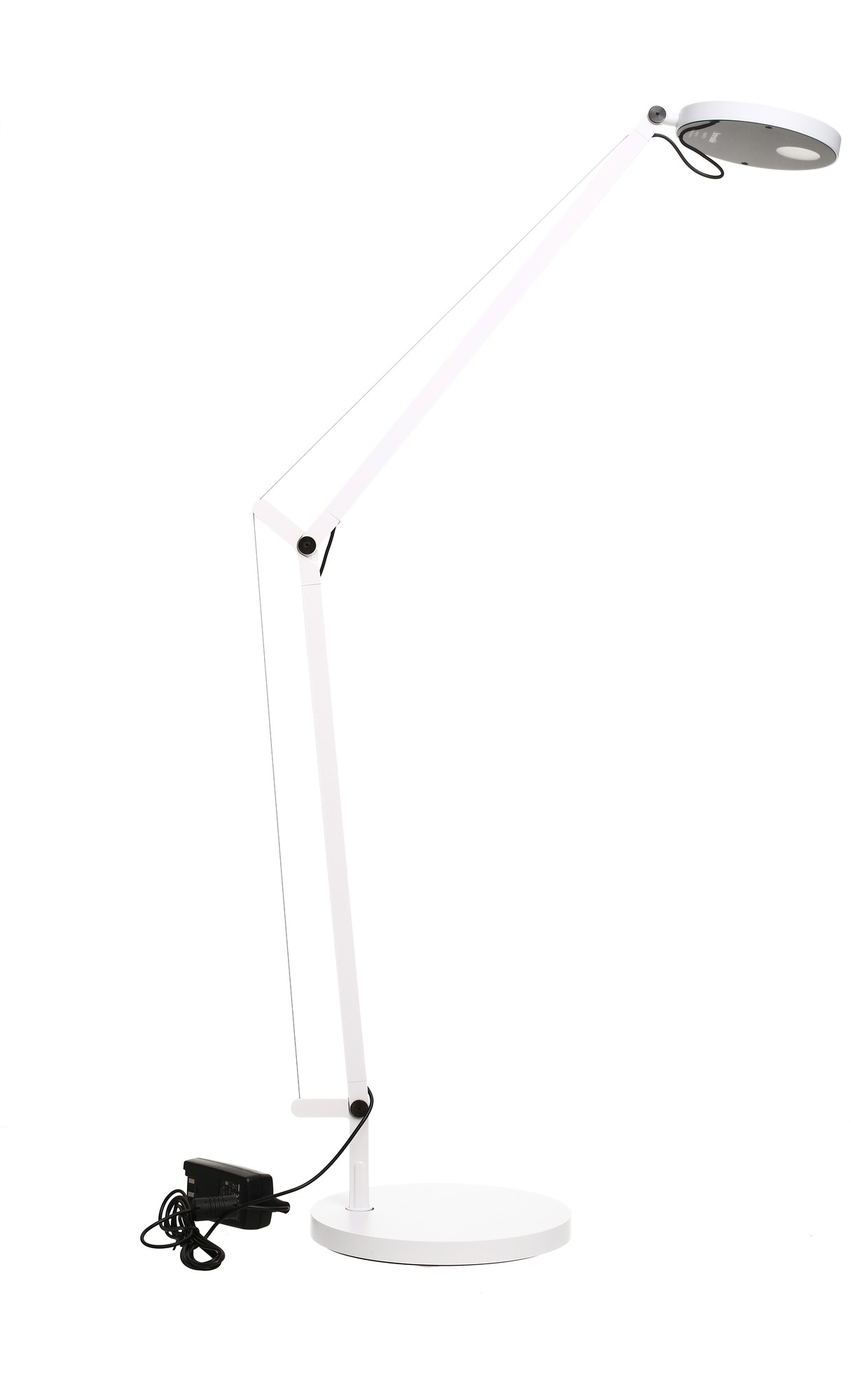 Weiße Demetra Tischleuchte von Artemide mit verstellbarem Arm und rundem Leuchtenkopf.