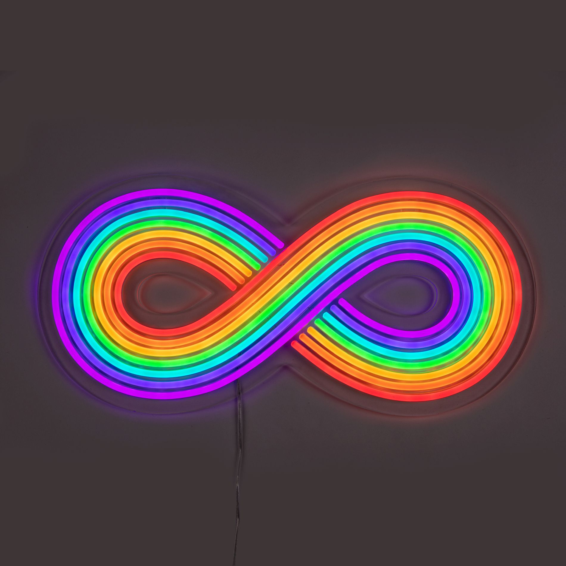 Seletti Rainbow LED Leuchte in Form einer liegenden Acht mit Regenbogenfarben.